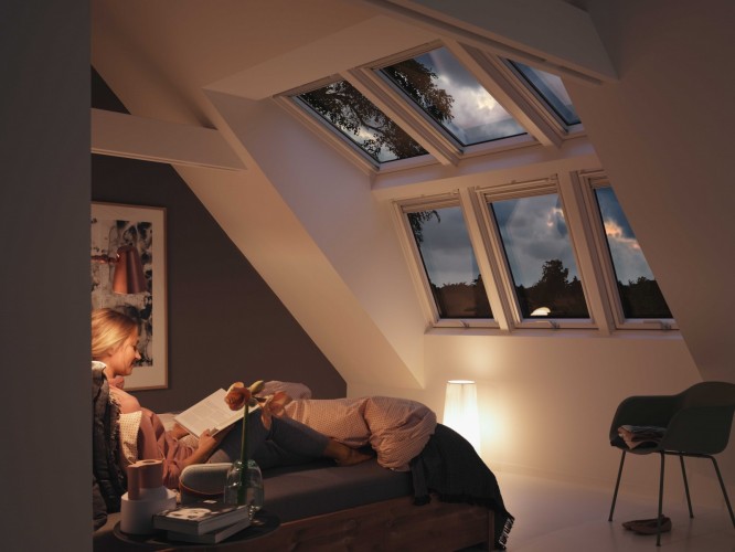 Lukarna Velux wieczorem