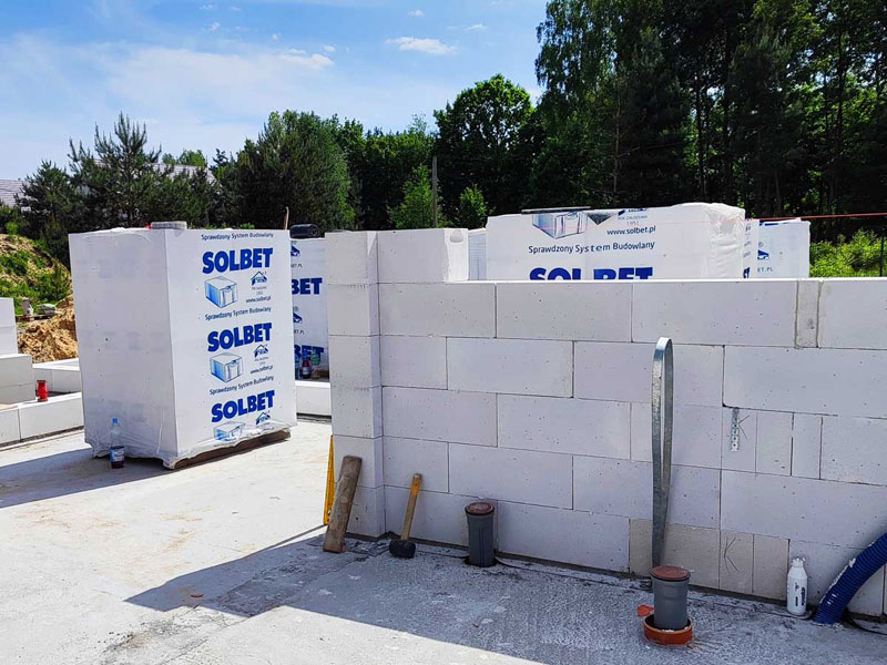 Murowanie ścian z bloczków Solbet na etapie parteru