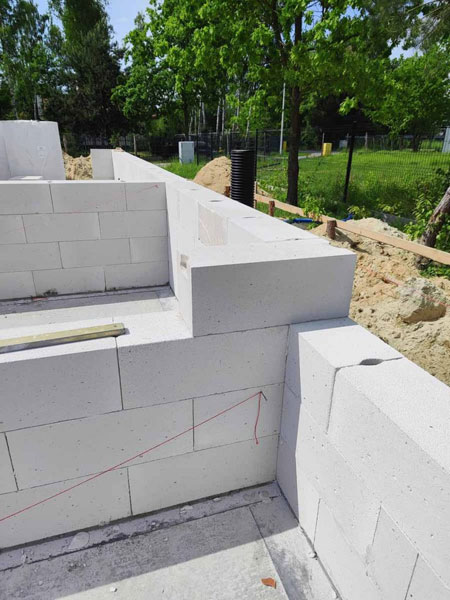 Narożnik ściany wykonany z bloczków Solbet podczas budowy