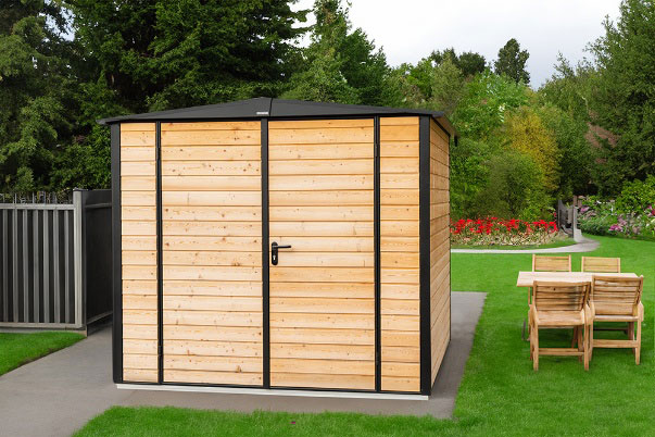 Domek ogrodowy Berry wzór Vario daje możliwość pokrycia ścian i drzwi domku wybranym materiałem